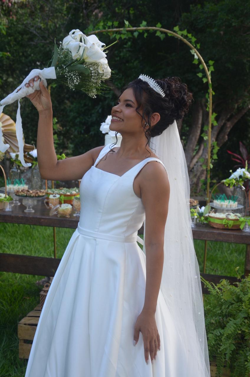 Noiva com vestido de cetim decote quadrado e tiara